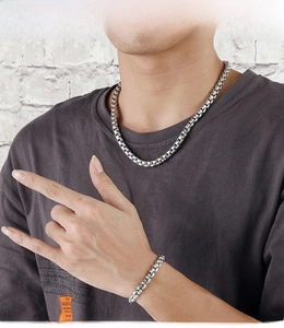 Détail du collier et bracelet chaîne box 7mm en acier inoxydable argenté sur un mannequin