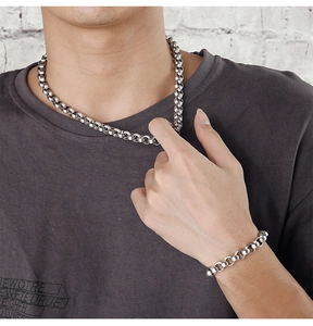 Detail of 9mm stainless steel chunky chain necklace and bracelet set on male model