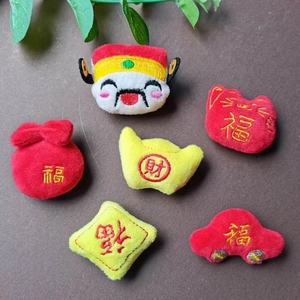 Pendentifs en peluche avec motifs du Nouvel An chinois comme le dieu de la richesse