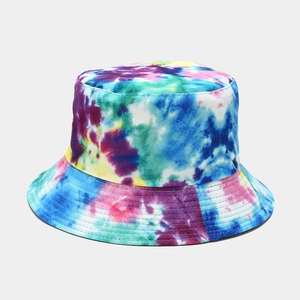 Détail d'un bob tie-dye montrant la texture du coton sergé de haute qualité et les coutures