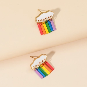 Pendientes de nube arcoíris con colgantes de esmalte de colores en fondo cálido