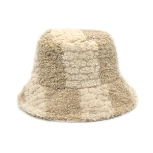 Gros plan sur la texture douce en fausse fourrure à damier beige et crème de ce chapeau