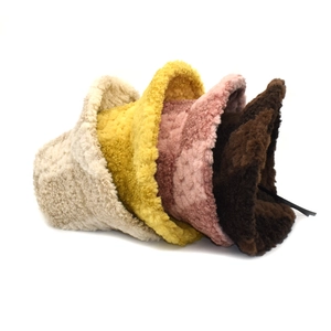 Bobs d'hiver en peluche en beige, jaune, rose et marron avec un tissu en polaire épais
