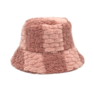 Détail du motif damier rose sur un chapeau bob en polaire sherpa douce et moelleuse