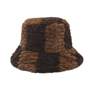 Détail du chapeau bob en peluche d'hiver avec motif à damier marron en polaire douce