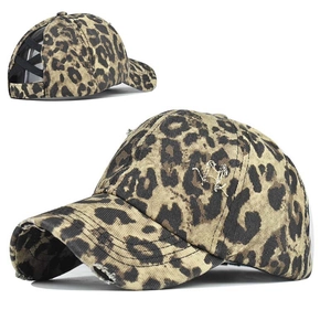 Makro-Detail der Baseballkappe mit Leopardenmuster und Criss-Cross-Rückengurten