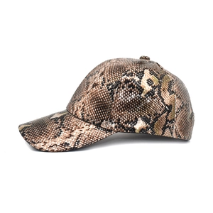 Détail d'une casquette de baseball à motif serpent avec finition en cuir synthétique texturé