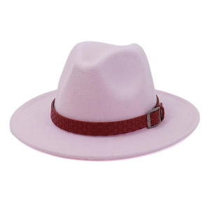 Detail eines rosa Wollhutes mit braunem geflochtenem Lederband und Silberschnalle