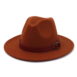 Detail eines burnt orange Fedora-Hutes mit rotem Webband und Metall-Verstellschnalle
