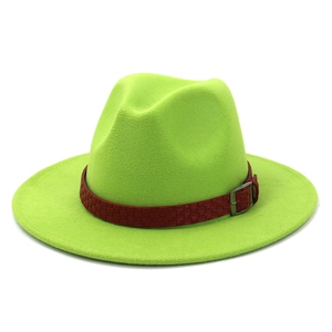 Neongrüner Filzhut mit rotem geflochtenem Lederband und silberner Schnalle