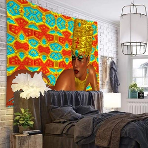 Detail eines ägyptischen Wandteppichs an einer weißen Ziegelwand über einem Bett