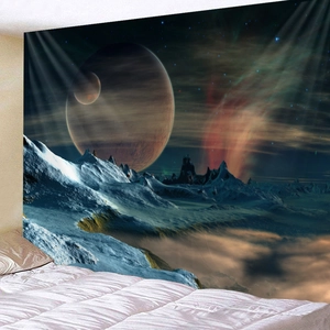 Détail d'une grande tapisserie 3D galaxie avec montagnes enneigées et planètes au mur