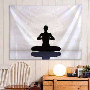 Künstlerischer Wandteppich mit Yoga-Meditations-Silhouette in einem ruhigen Zimmer
