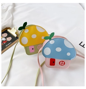 Dettaglio borse a fungo in pelle PU giallo e blu con graziosi pois decorativi