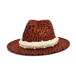 Détail du chapeau fedora en laine léopard avec ruban décoratif en perles multicouches