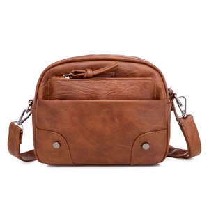 Petit sac bandoulière rétro en cuir PU marron avec poche zippée sur fond blanc