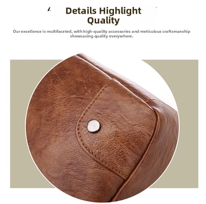 Détail de cuir marron grainé avec coutures précises et rivet métallique argenté poli