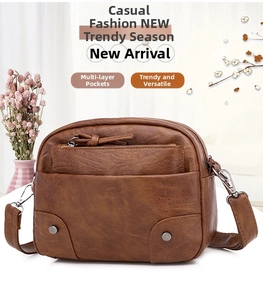Vue détaillée du sac bandoulière vintage marron avec plusieurs poches zippées en cuir PU