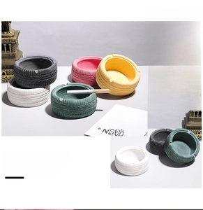 Vue détaillée de cinq cendriers en forme de pneu en résine durable multicolore