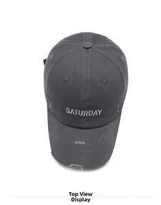 Vue de dessus d'une casquette gris anthracite usée avec broderie Saturday blanche