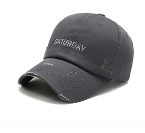 Détails d'une casquette en coton délavé avec broderie Saturday et finitions usées vintage