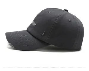 Vue latérale détaillée de la casquette en coton lavé avec trous usés et broderie Saturday