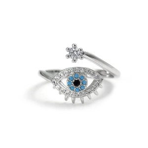 Detalle del anillo de ojo turco con banda ajustable, estrella y cristal azul incrustado