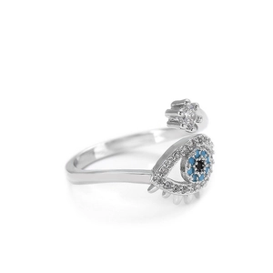 Vista macro del anillo ajustable ojo turco de plata con esmalte azul y cristales brillantes