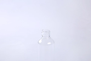 Detailaufnahme des Schraubgewindes einer klaren 30ml 50ml 100ml PET Sprühflasche