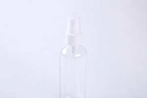 Nahaufnahme einer 50ml PET-Sprühflasche aus klarem Kunststoff mit weißem Zerstäuberkopf