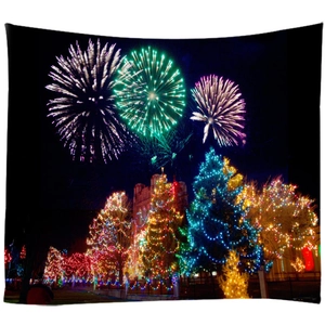 Tapiz de Navidad con escena nocturna festiva, fuegos artificiales y árboles con luz