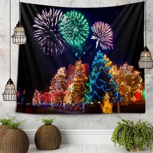 Detalle de tapiz de pared navideño con fuegos artificiales festivos y vista nocturna de ciudad