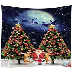 Detalle de tapiz navideño con Papá Noel, renos y árboles decorados sobre la nieve