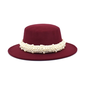 Chapeau fedora bordeaux en feutre de laine avec ruban de perles élégant pour femmes