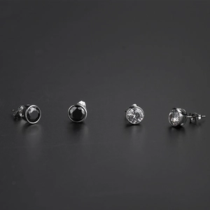 Détail de boucles d'oreilles clous ronds en zircon noir et blanc avec monture argent