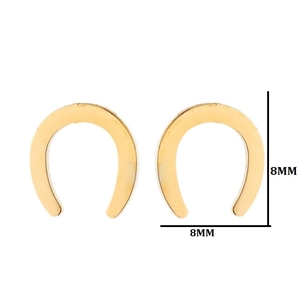 Nahaufnahme goldener U-förmiger geometrischer Ohrstecker mit den Maßen 8MM mal 8MM