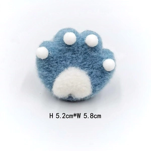 Detailed plush cat paw brooch in grey-blue wool felt measuring 5.2cm high and 5.8cm wide