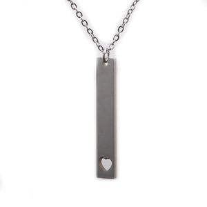 Collier en acier inoxydable avec pendentif barre rectangulaire et cœur ajouré