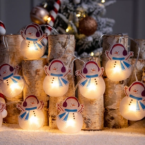 Guirlande lumineuse LED bonhommes de neige sur bois rustique pour décor de Noël