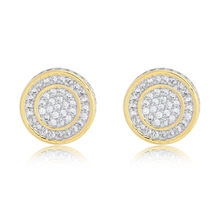 Vue détaillée de boucles d'oreilles rondes dorées avec pavage de zircons blancs