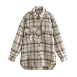 Veste chemise oversize à carreaux beige et marron avec poches poitrine et boutons