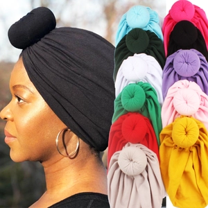 Detailansicht der Falten-Turban-Mützen mit dekorativem Knoten in elf modernen Farben