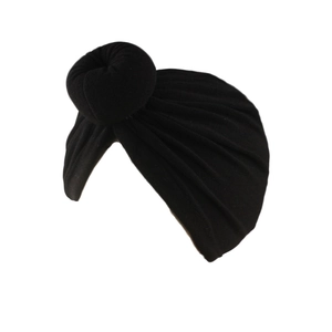Detail eines schwarzen Turban-Hutes mit weichen Falten und einem einzigartigen Donut-Knoten