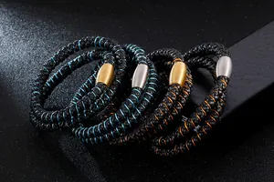 Détail de bracelets en cuir tressé avec fil métallique coloré et fermoirs magnétiques polis