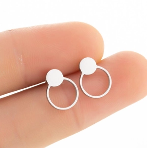 Boucles d'oreilles géométriques argentées minimalistes avec disque plein et anneau creux