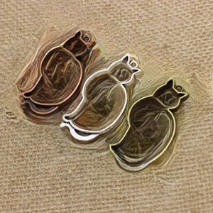 Gedetailleerd zicht op holle katvormige legering hangers voor DIY sieraden