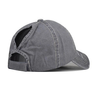Dettaglio del cappello da baseball grigio per coda di cavallo con chiusura regolabile