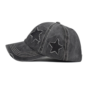 Cappello da baseball in cotone slavato con toppe a stella e cuciture a contrasto