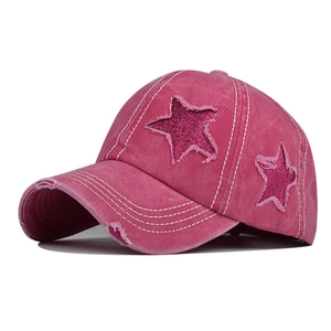 Dettaglio cappello in cotone rosa con stelle di paillettes e strappi decorativi in rilievo