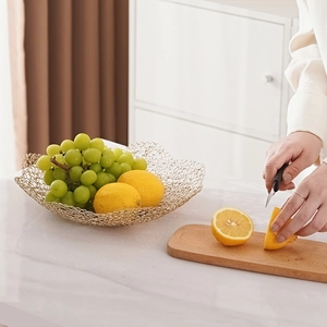Modern Nordic golden iron wire fruit basket with irregular wavy design for table decor